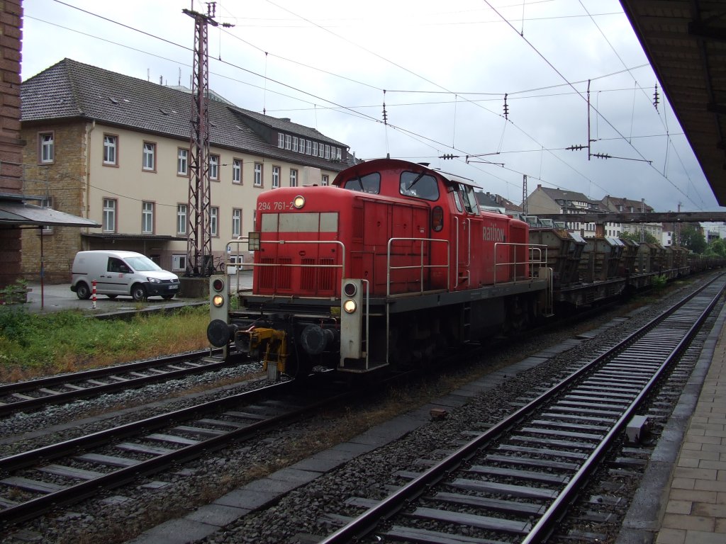 294 761-2 zieht einen Gterzug durch den unteren Bereich des Osnabrcker Hauptbahnhofes. 12.08.2011.