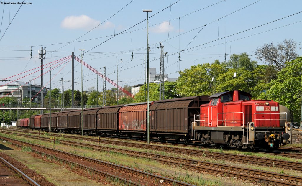 294 763-8 mit dem FZS 55693 (Villingen(Schwarzw)-Knauf) in Villingen 4.5.11 Bild enstand vom Bahnsteigende aus!