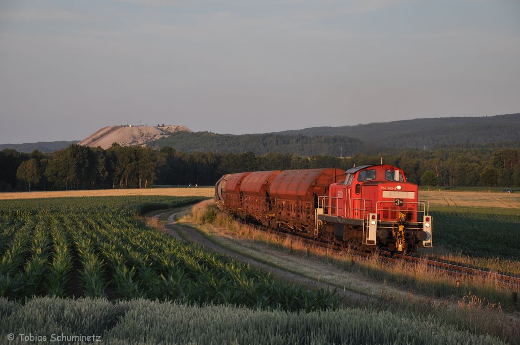 294 765 mit Gterzug am 26.06.2012 im letzten Abendlicht bei Hirschau (Strecke Amberg-Schnaittenbach)