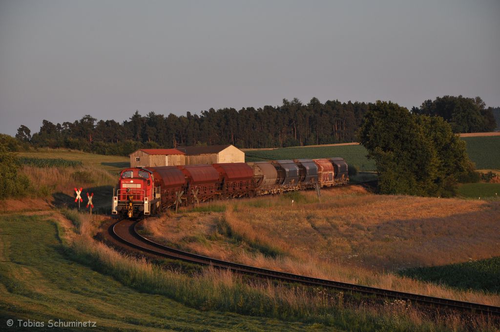 294 765 mit Gterzug am 26.06.2012 im letzten Abendlicht bei Burgstall (Strecke Amberg-Schnaittenbach)