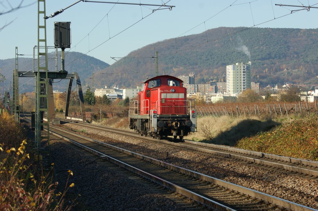 294 775-2 fhrt am 19.11.2009 Lz von Ludwigshafen(Rh.) Gbf. nach Neustadt(Wstr.)-Bbig.
Hier bei km 80 auf der Pflzischen Ludwigsbahn kurz vor dem ESig. Bbig.