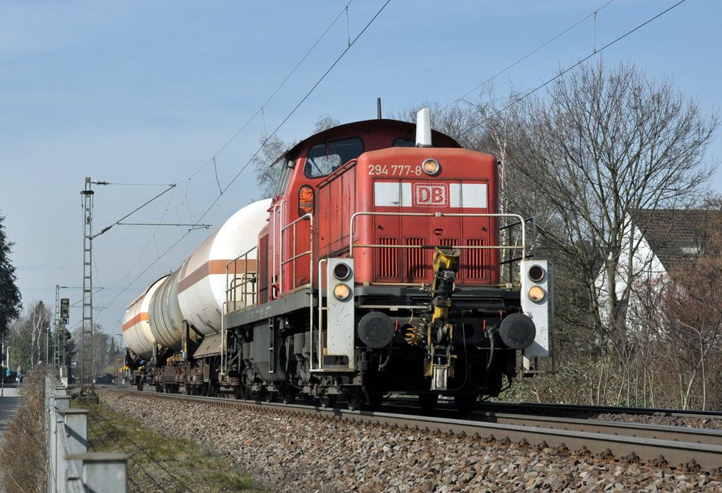294 777-8 mit 3 Kesselwagen durch Bonn-Beuel - 06.03.2013