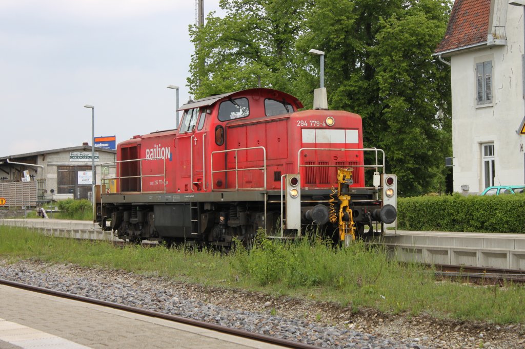 294-779-4 wartet in Niederbigen auf die Erlaubnis, vom Gegengleis auf das Hauptgleis zu wechseln, um dann weiter nach Ravensburg zu fahren. Davor belieferte die 294-779-4 einige der wenigen Unternehmen, die an der Sdbahn ihre Waren per Schiene bekommen (Niederbiegen, 03.05.2011). 