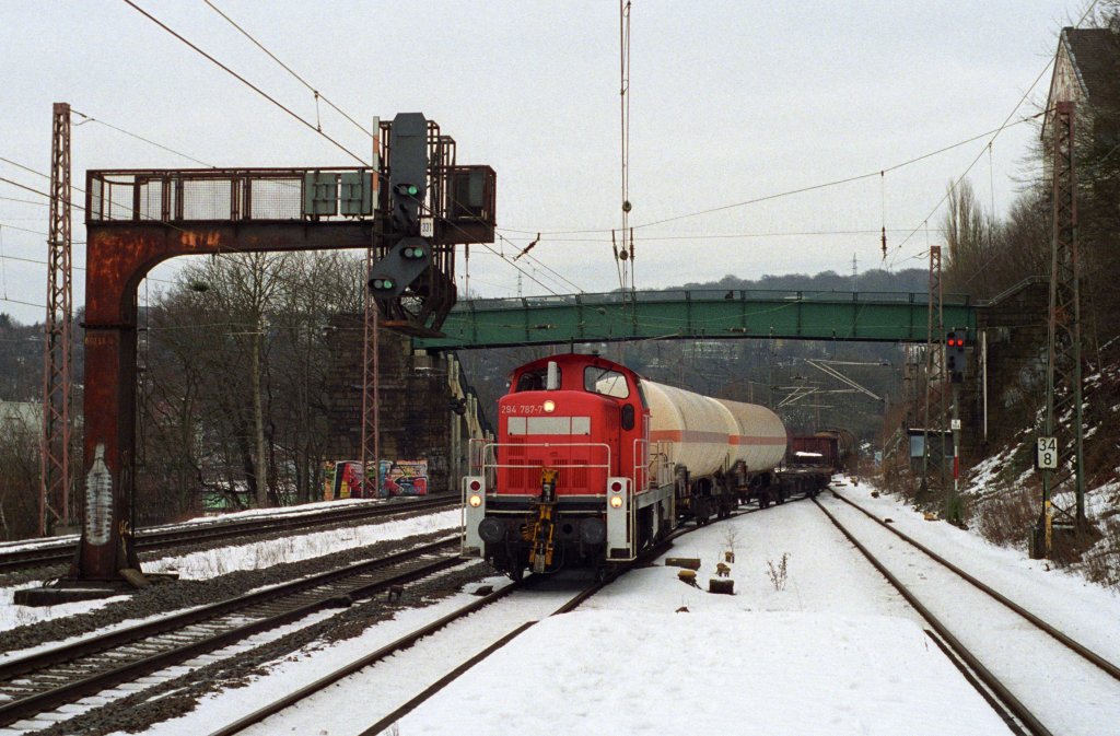 294 787-7 hat ihre bergabe von Wuppertal - Steinbeck aus ber das Gtergleis gezogen und wechselt in Wuppertal - Zoologischer Garten auf die Gleise der S-Bahn. 5.2.2010 - 12:29Uhr