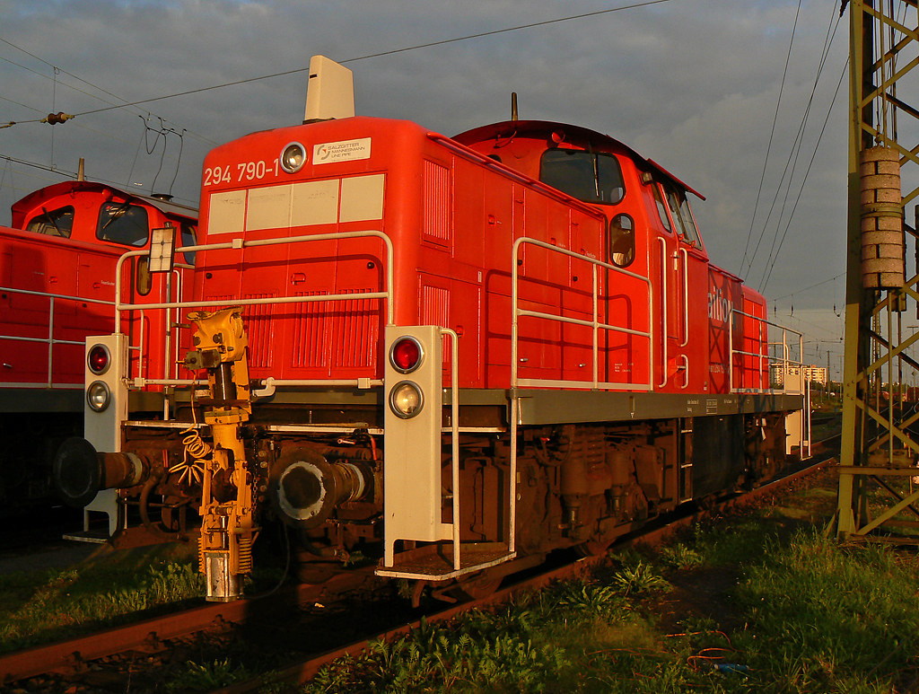 294 790-1 sonnt sich in der Abendsonne des 18.09.2010 in Gremberg, Fotostandpunkt Klosterweg in Porz Ensen