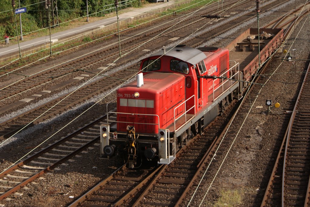 294 793-5 mit 1 Flachwagen beim rangieren in Duisburg-Entenfang am 16.07.2010