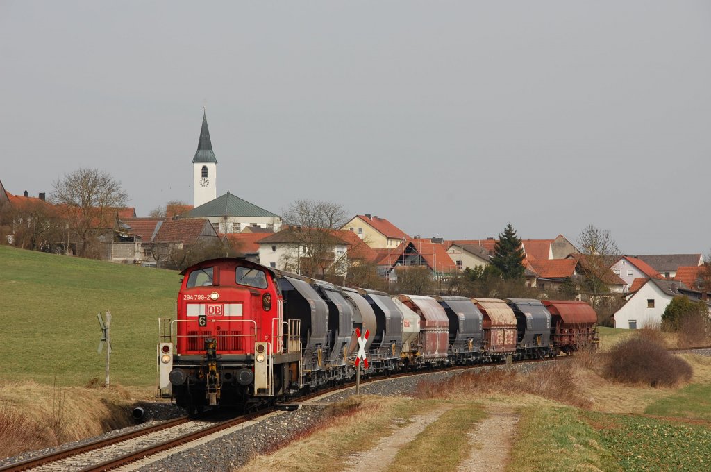 294 799 am 25.03.2011 mit Gterzug unterhalb von Gebenbach (Strecke Amberg-Schnaittenbach)