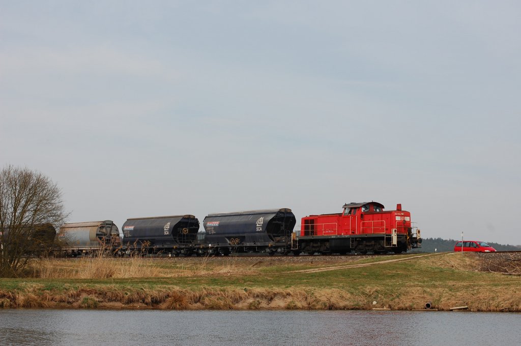 294 799 am 25.03.2011 mit Gterzug bei Schweighof (Strecke Amberg-Schnaittenbach)

