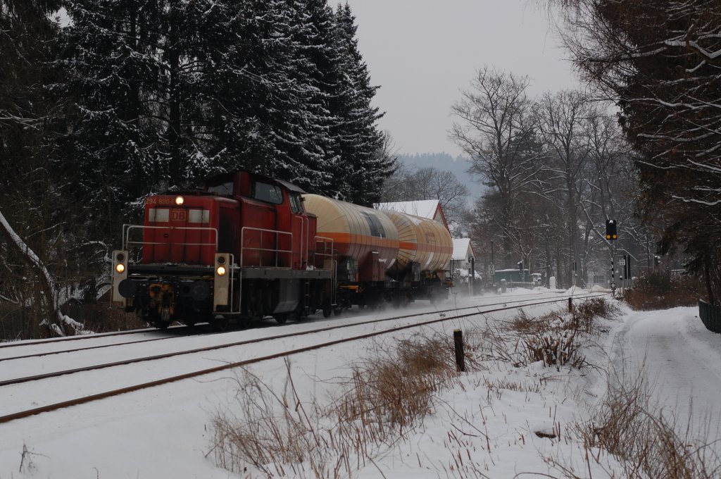 294 800-8 mit zwei Kesselwagen als bergabe von Paderborn nach Herste fotografiert in Bad Driburg, im Hintergrund der ehem. Posten 1, 23.01.2013.