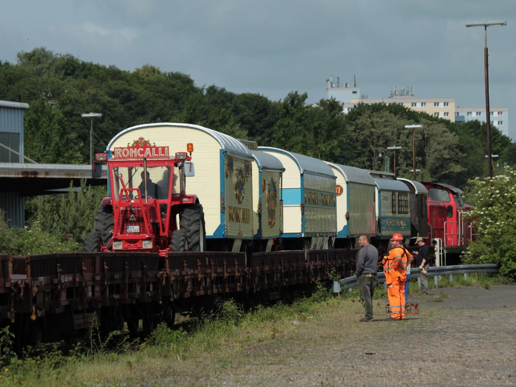 294 807-3 mit einem Circuszug am 24.05.2011 in Aachen West. So etwas bekommt man heute leider nur noch selten zu sehen, Circuswagen die von einem Hanomag Trecker von Niederbordwagen der Bahn geladen werden. Roncalli ist der letzte Circus in Deutschland der die Bahn fr seine Reisen nutzt. Fr die zum Teil 60-80 Jahre alten Circuswagen ist der Bahntransport einfach schonender als eine Fahrt ber Landstrassen.  