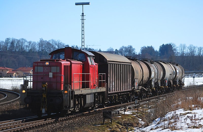 294 809 mit einem Verschubgterzug bei der Einfahrt in Tling Richtung Mhldorf am 25.2.2010.