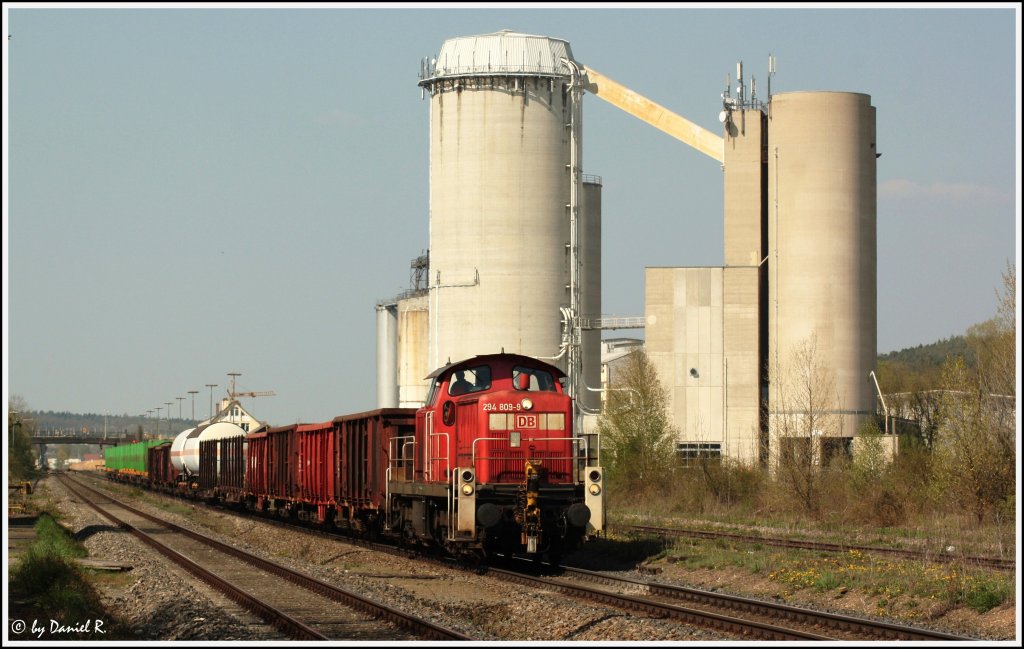 294 809 mit einer gemischten bergabe aus Schwandorf nach Regensburg Ost. Im Hintergrund ist das alte Walhalla Kalkwerk zu sehen. (18.04.2011, Rgbg, Walhalla Strae)