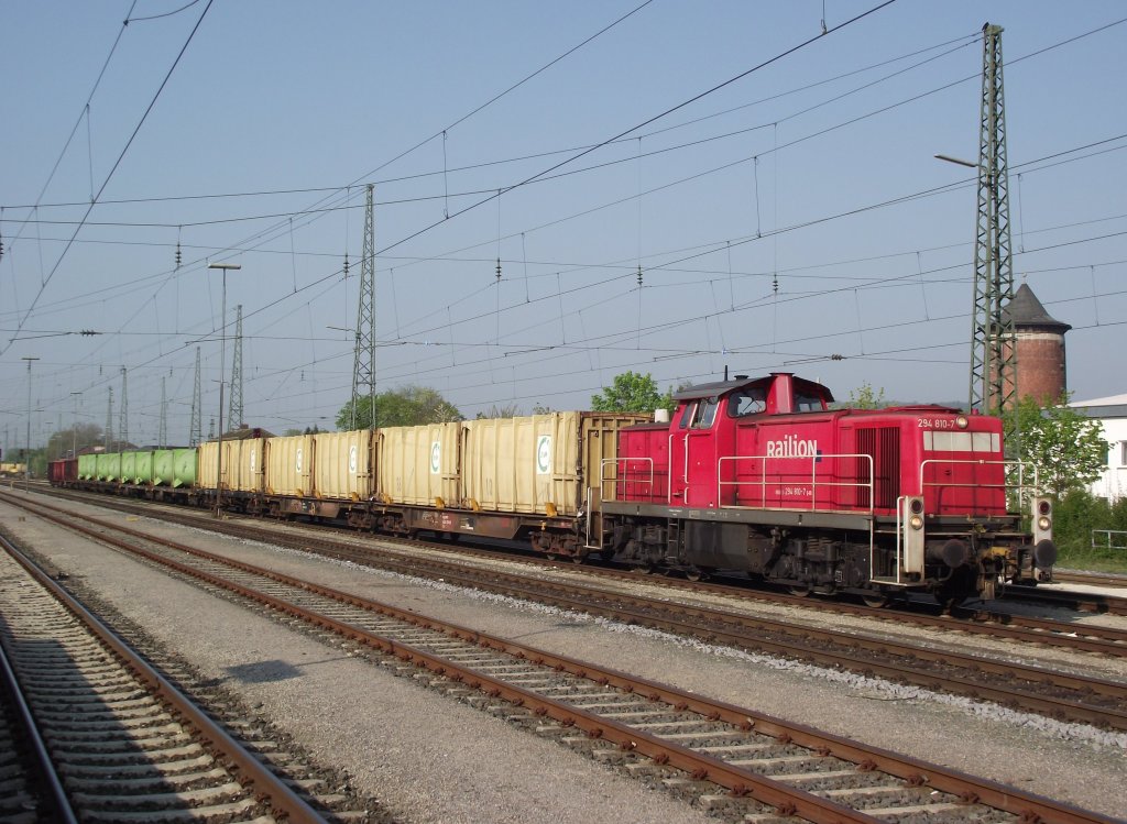 294 810-7 steht am 21. April 2011 mit der �bergabe aus Kronach und Coburg im Bahnhof Lichtenfels.