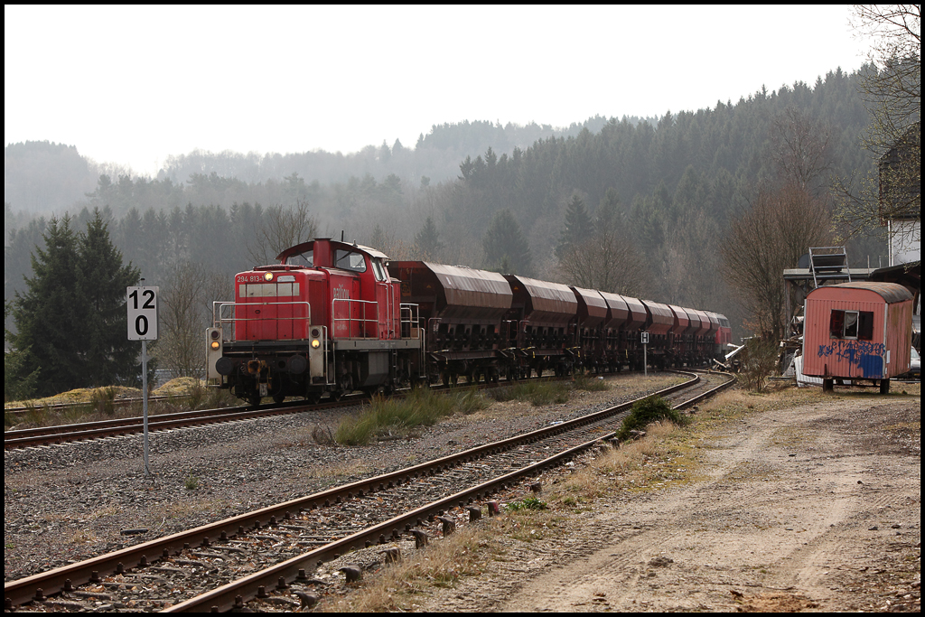 294 813 und 225 029 (am Zugschluss) haben im Schotterwerk ihren Zug bernommen und beschleunigen nach kurzem Halt in Richtung Brgge(Westf). (25.03.2011 in Krummenerl)