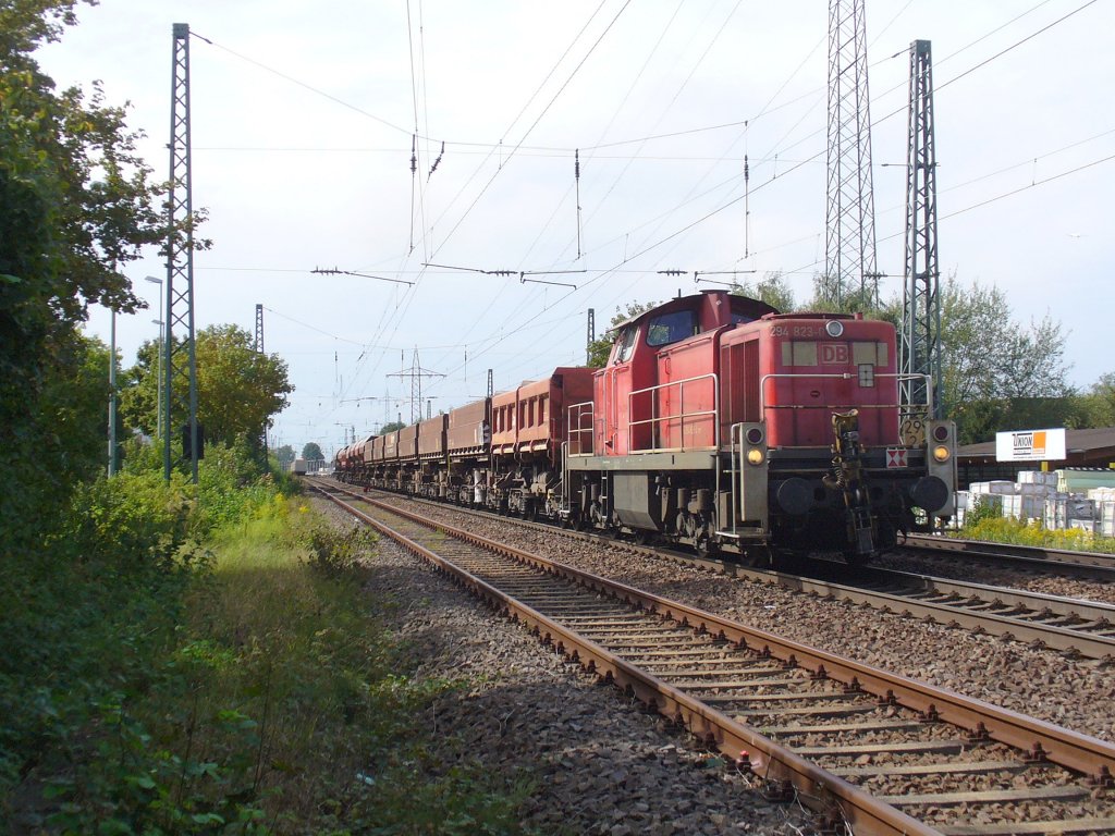 294 823-0 zieht den Schotterzug Rammelsbach - Einsiedlerhof am 16.09.2011 durch Landstuhl