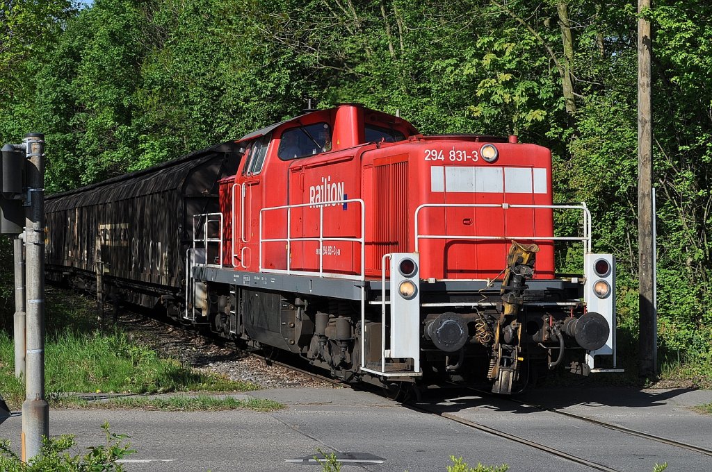 294 831 im Zubringerdienst zum Hafen Voerde-Emmelsum am 01.05.2010