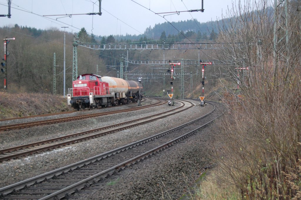 294 850-3 f�hrt mit FZT 54358 Paderborn Gbf - Ottbergen nach erfolgter Schl�sselabholung f�r die Anschlussstelle, hier im Bbf Langeland weiter in Richtung Herste.