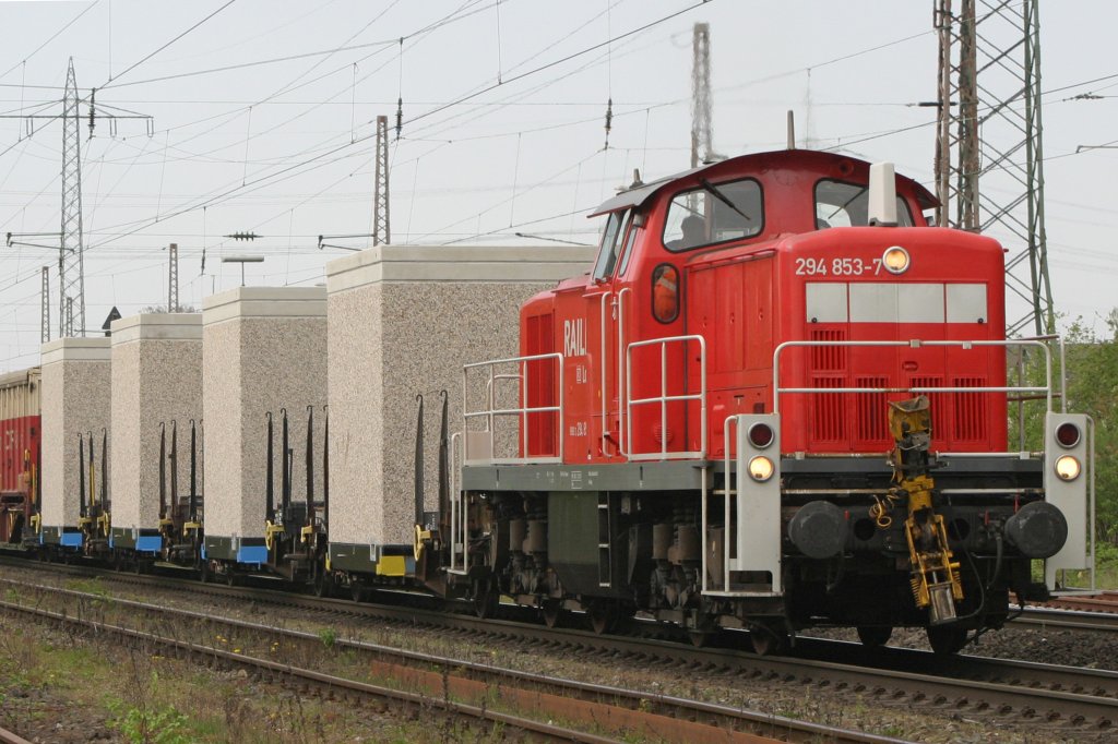 294 853 am 20.4.10 mit vier neuen Travohusern