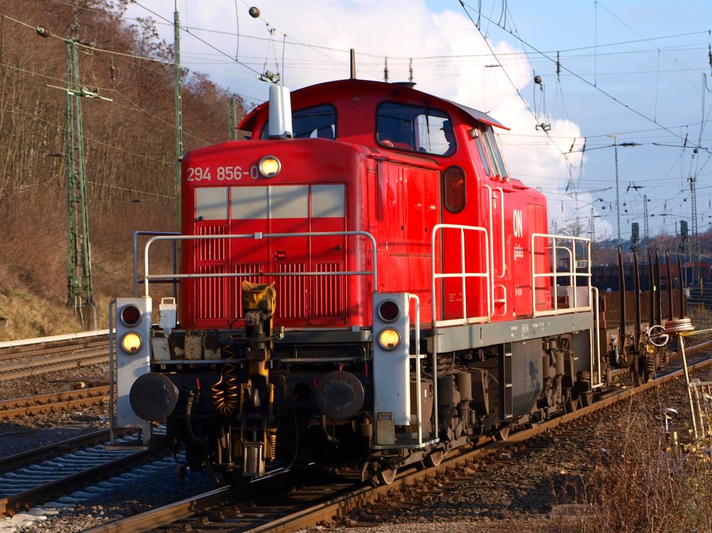294 856-0 mit einem Rungenwaggon am 14.12.2009 in Stolberg.