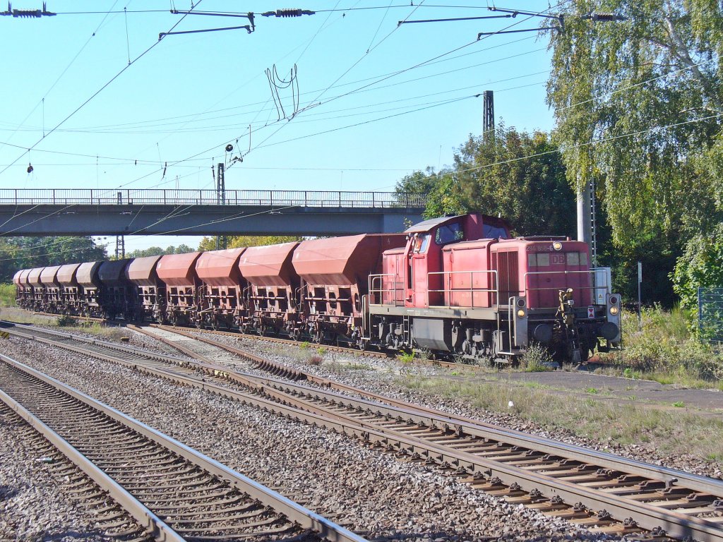 294 858-6 zieht den Schotterzug von Rammelsbach nach Einsiedlerhof am 29.09.2011 durch Landstuhl    

