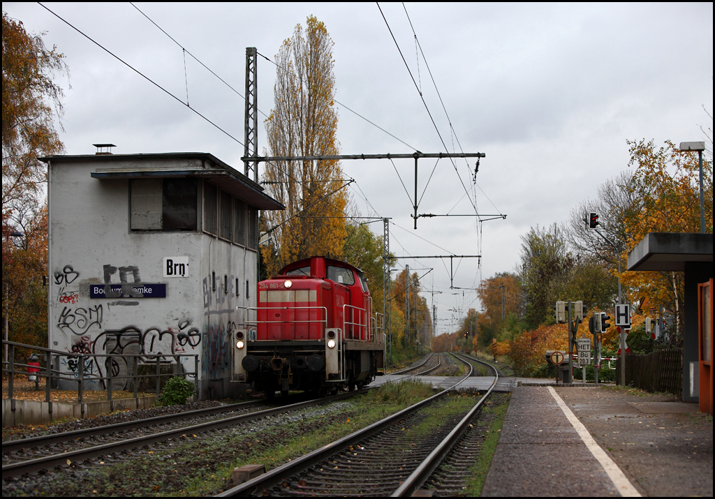 294 861 brummt durch Bochum-Riemke in Richtung Bochum-Nord. (04.11.2010)