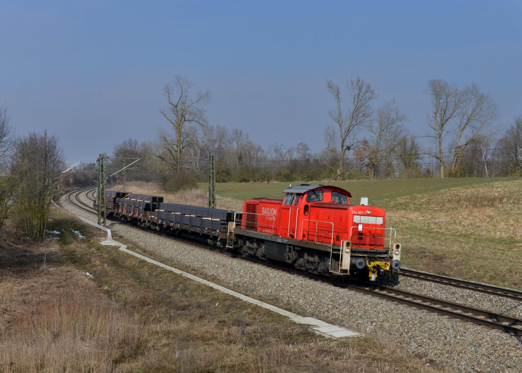 294 867 mit einem kurzen Gterzug am 28.03.2013 bei Langenisarhofen.