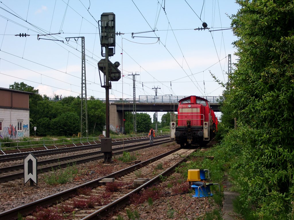 294 868-5 mit einem der drei Rettungszge am 21.05.11 in Mllheim (Baden). Die Zge wurden zur Bergung der am 20.05.11 verunglckten Wagen bentigt. Einer der beiden Schienenkrne wurde ber Nacht sogar aus Leipzig geholt.