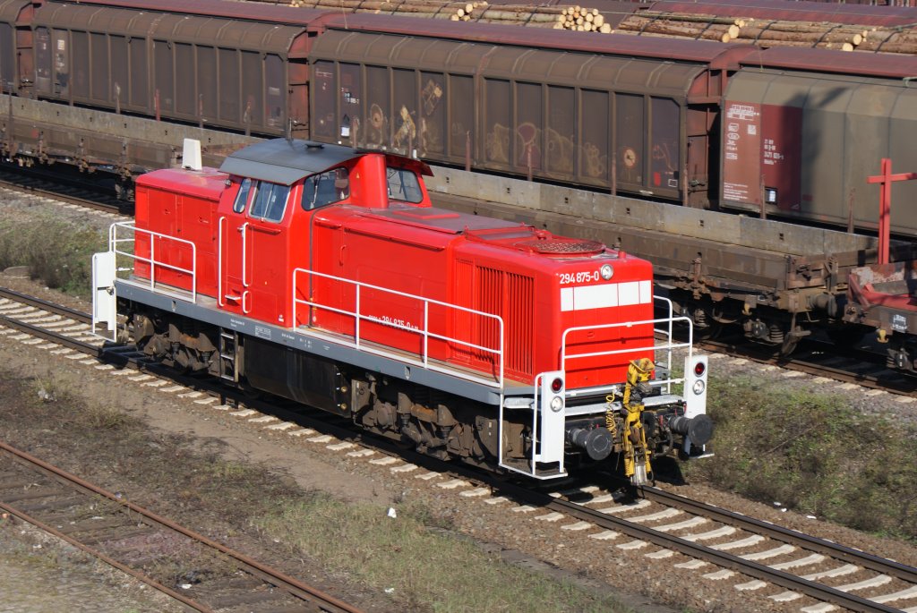 294 875-0 am 07.04.2010 auf dem G�terumgehungsgleis in Seelze. 