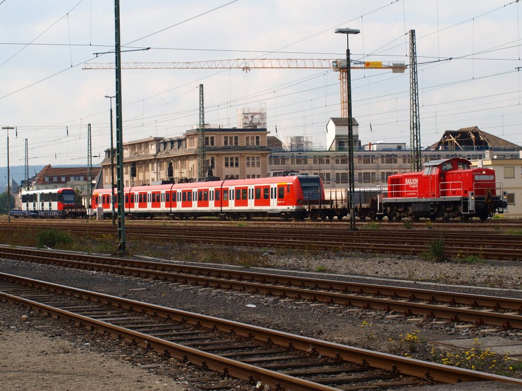 294 878-4 am 01.09.2010 mit einer �berf�hrungsfahrt von Bombardier-Aachen in Rothe Erde. Am Haken eine neue KVB Strassenbahn auf 2 Tieflade Wagen und 423 407-6 der S-Bahn Rhein-Main auf eigenen R�dern. 