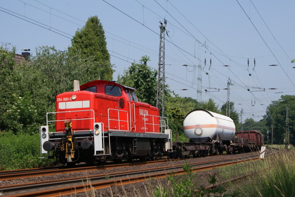 294 880-0 mit einem kurzen Gterzug in Solingen am 23.06.2010