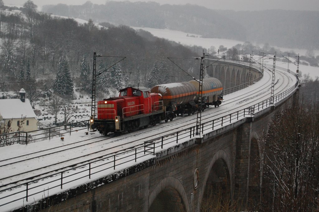 294 886-7 berquerte am 23.12.2010 mit FZT 54358 Paderborn Gbf - Ottbergen den Bekeviadukt in Altenbeken.