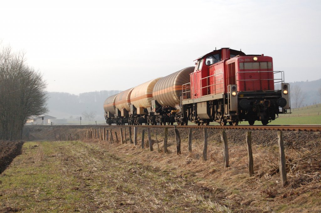 294 886-7 dieselt mit FZT 54358 Paderborn Gbf - Ottbergen auf Ottbergen zu, zwischen Herste und Istrup, 25.02.2011.