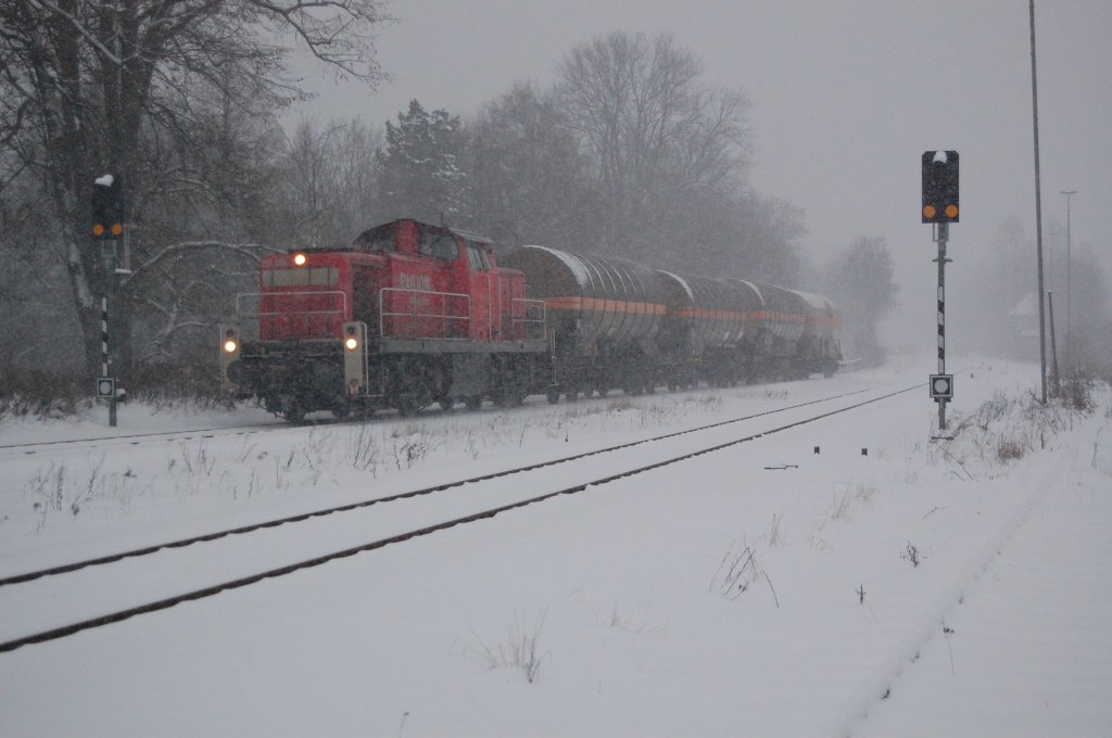 294 886-7 durchfuhr am 16.12.2010 mit FZT 54358 Paderborn Gbf - Ottbergen bei starkem Schneefall den Bahnhof Bad Driburg.