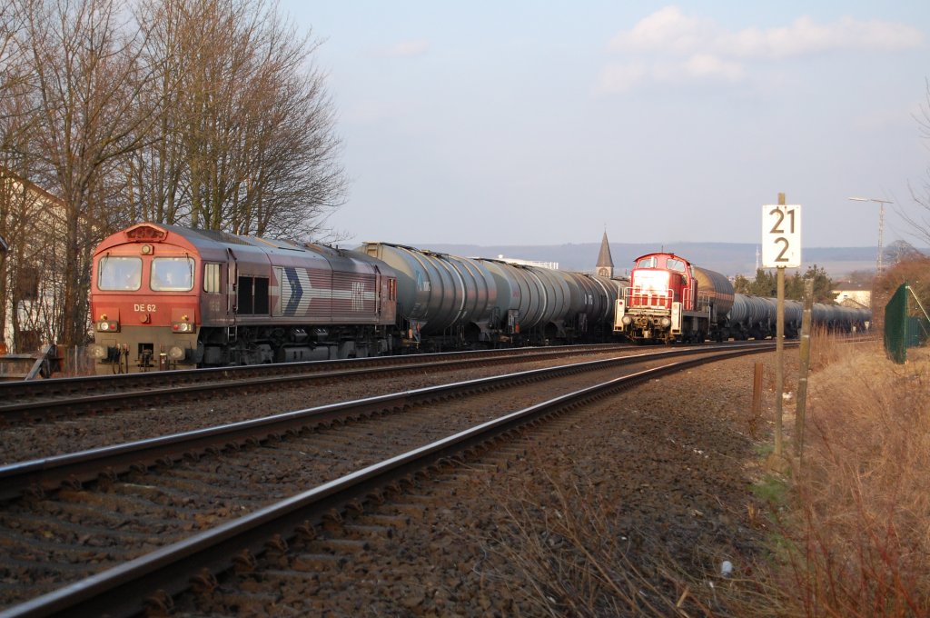294 886-7 mit FZT 54359 Ottbergen - Paderborn erscheint richtig  niedlich  gegenber der bulligen DE 62 von HGK, mit dem l-Zug nach HH-Hohe Scharr, die der bergabe auch in Krze in Richtung Bad Driburg folgen wird.