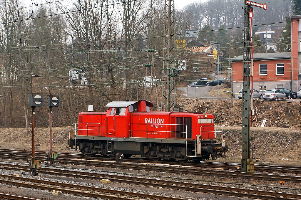 294 886-7 (V90 remotorisiert)  der DB Schenker Rail fhrt am 10.03.2012, nach getaner Arbeit, in Kreuztal auf den Abstellplatz. Die Lok wurde 1974 bei MaK unter der Fabriknummer 1000661 als 290 386-2 fr die DB gebaut, 1999 Umzeichnung in 294 386-8, 2007 Remotorisierung mit MTU-Motor und Umzeichnung in 294 886-7.