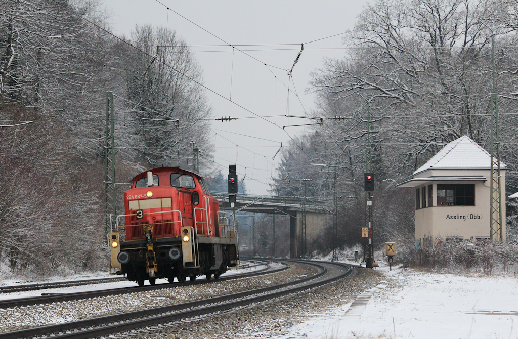 294 887-5 fhrt als Lz nach Rosenheim, aufgenommen am 12. Januar in Aling.