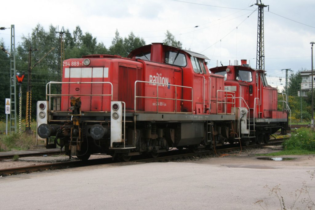 294 889 sowie eine Lok der Baureihe 361 warten in Zwickau(Sachs.)Hbf.auf ihren nchsten Einsatz.