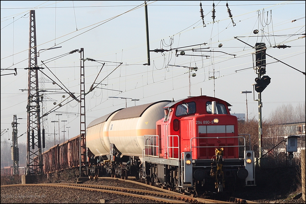 294 890-9 mit kurzem GZ bei der Abfahrt von Gelsenkirchen-Bismarck Gbf. nach Wanne-Eickel Gbf. 16.01.2012