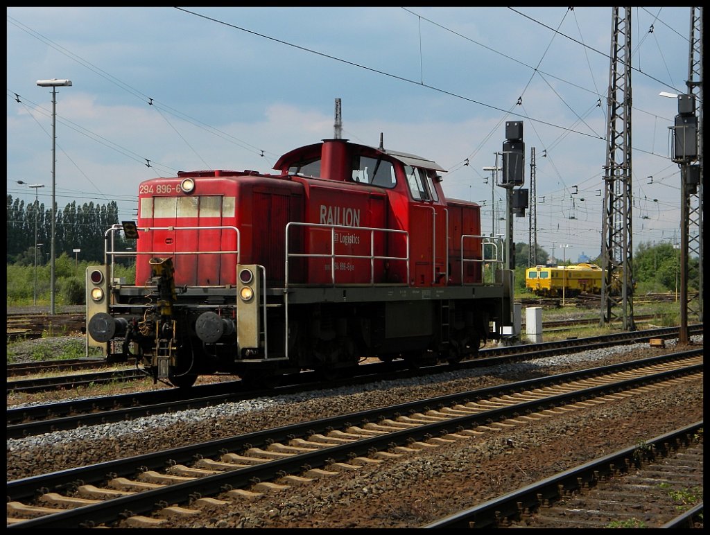 294 896 als Lz bei der Durchfahrt durch Duisburg Bissingheim, 06.07.2010