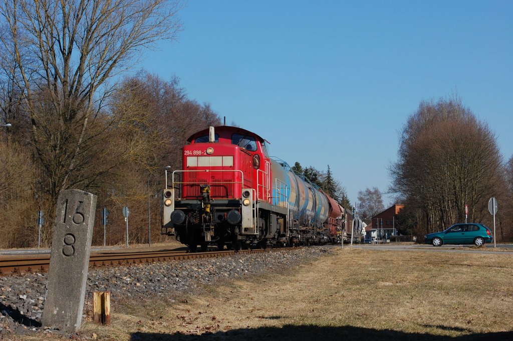 294 898 am 08.03.2011 mit Gterzug in Hirschau (Strecke Amberg-Schnaittenbach)
