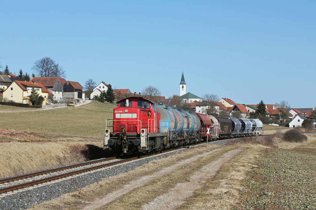 294 898 mit der bergabe von Hirschau nach Amberg am 08.03.2011 in Gebenbach.