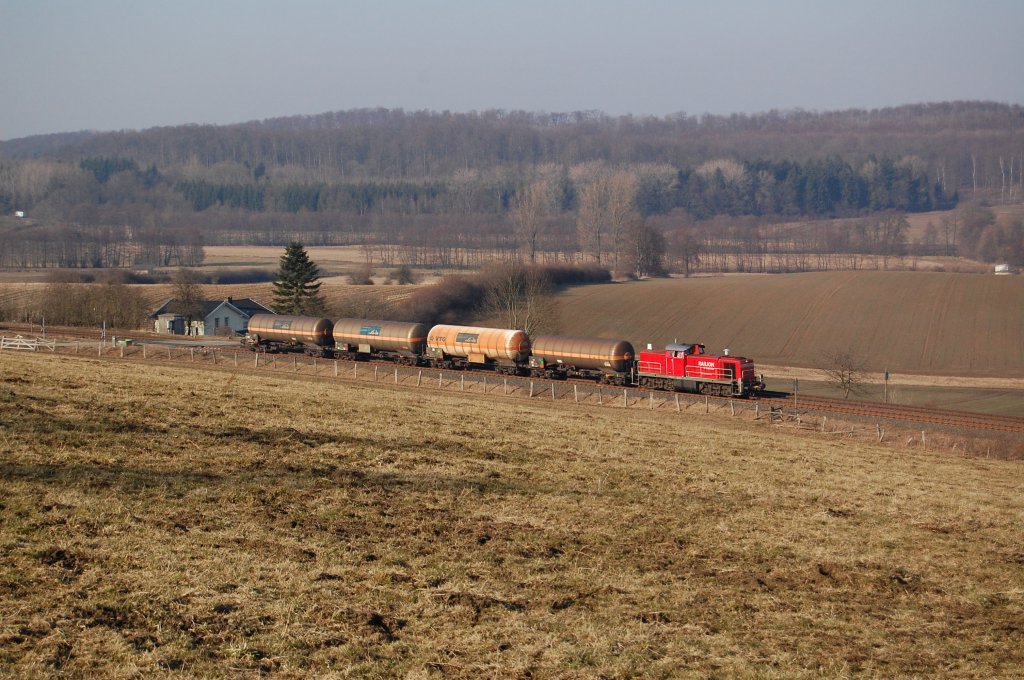294 903-0 rollt in voller Fahrt mit FZT 54358 Paderborn Gbf - Ottbergen, auf Reelsen zu, ehem. Hp Reelesen, 03.03.2011.
