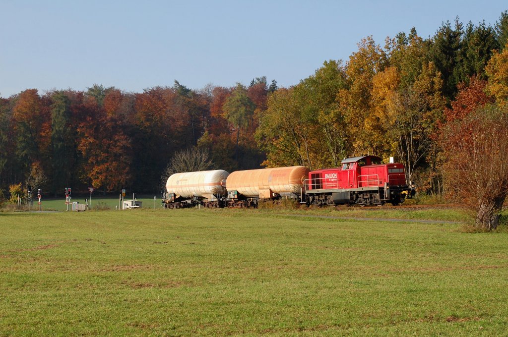 294 903-3 durchfhrt mit ihrer bergabe von Paderborn nach Herste Awanst die herbstliche Landschaft kurz vor Erreichen des Ziels, 22.10.2012.