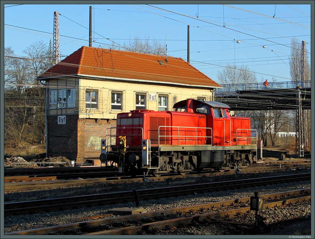 294 907-1 rollt am Stellwerk Rsf, das am sdlichen Ende des Rangierbahnhofs Magdeburg-Rothensee liegt, vorbei. (05.03.2013)