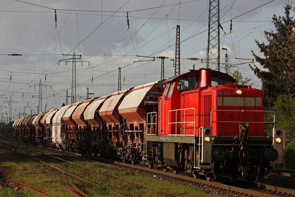 294 908 zieht am 12.4.11 einem Kalkzug bei schnem Abendlicht durch Ratingen-Lintorf.