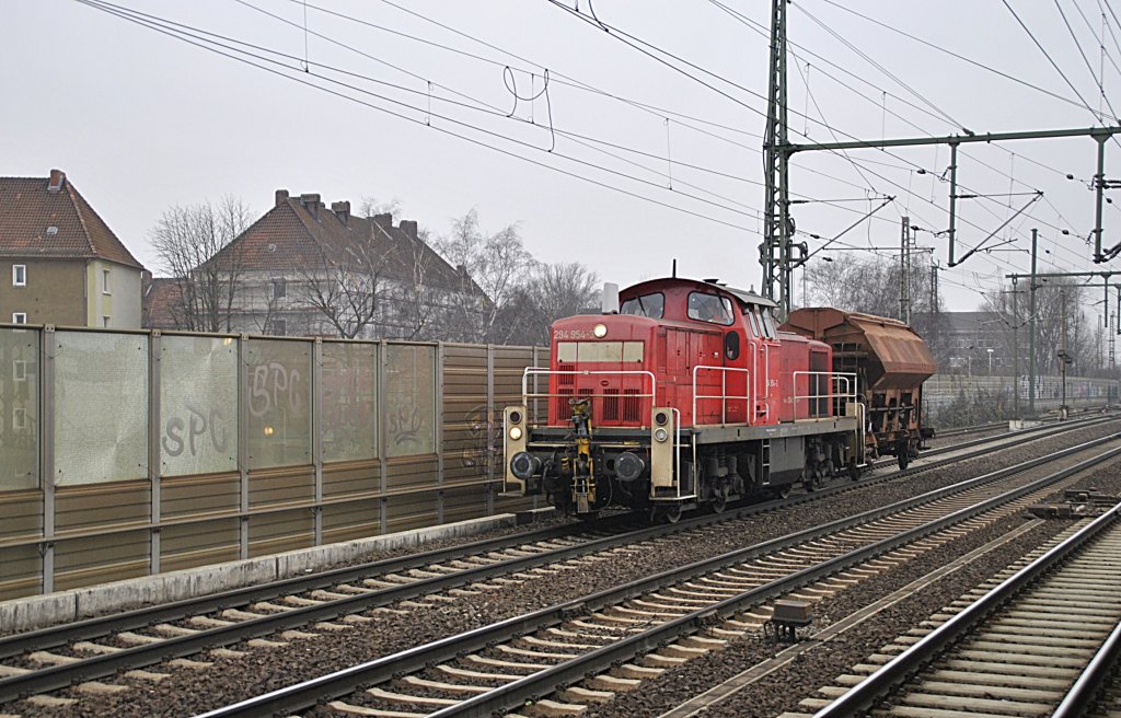 294 954-3, mit einen Gterwagen am 17.02.2011 in Hannover Bismarkstrae.