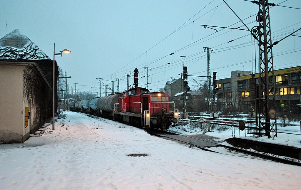 294 955-0, mit Kesselwagenzug nach Dollbergen in Lehrte am 08.12.2011.