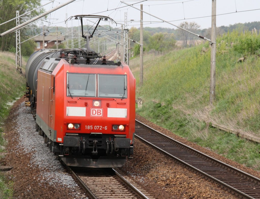 29.4.12 km 73,1 der Berlin-Stettiner Eisenbahn, kurz vor Angermnde. 185 072 mit Kesselzug aus Stendell hinter der ehem. Abzweig Kerkow / Erichshagen.