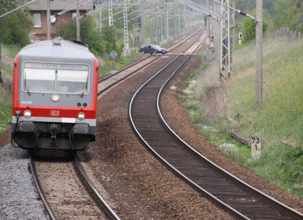 29.4.12 km 73,1 der Berlin-Stettiner Eisenbahn, kurz vor Angermnde. 928 683 nach Angermnde hinter der ehem. Abzweig Kerkow / Erichshagen.