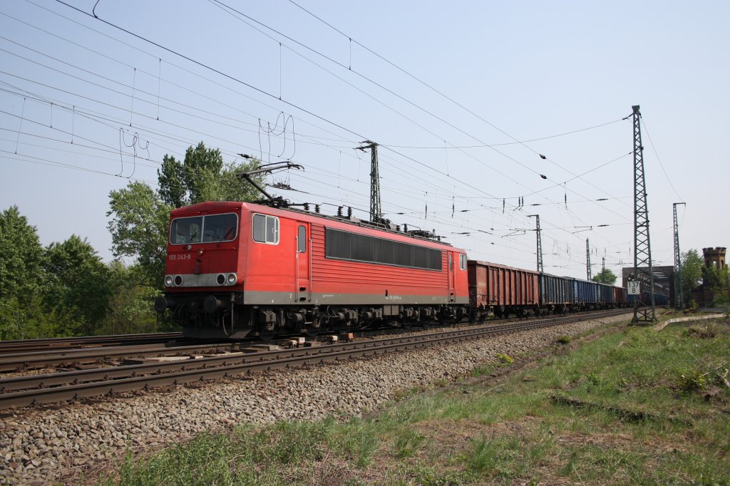 29.4.2011 .. Hier kommt 155 243 aus Richtung Biederitz ber die Elbe gefahren.
Gru an Valentin, der am anderen Ende der Brcke wartend gestanden hat..  ohne das wir voneinander wussten